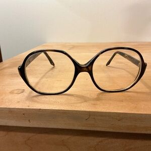 Regency oversized Shape tortoise shell eyeglasses.